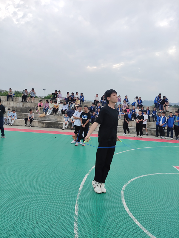 跳绳比赛.jpg 跳绳比赛.jpg