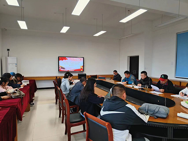 教师支部开展集中学习研讨1.jpg