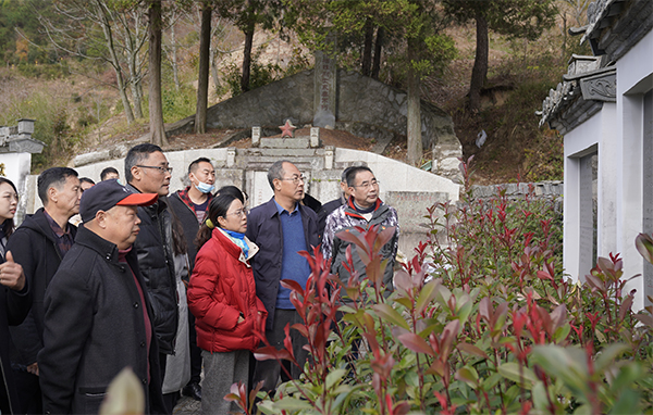 瞻仰陈村战斗牺牲烈士.jpg 瞻仰陈村战斗牺牲烈士.jpg