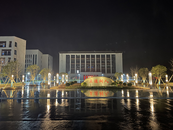 夜晚校园.jpg
